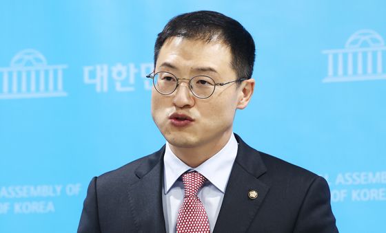 탈당 권유 관련 질의 답변하는 김상욱 의원