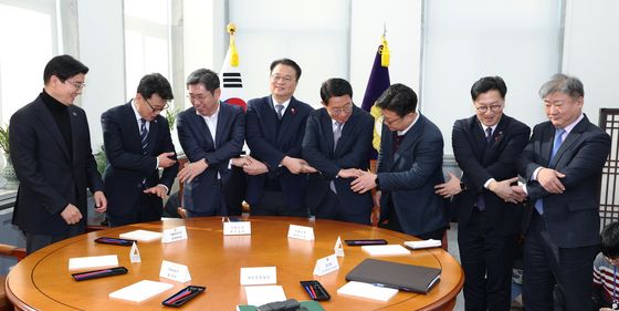 손 맞잡는 국회·정부, '국정협의체' 실무협의