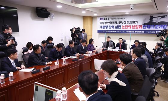 與 의원들로 가득한 대통령 탄핵절차 관련 긴급 세미나