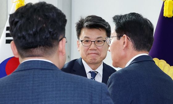 국정협의체 실무협의 위해 만난 여야