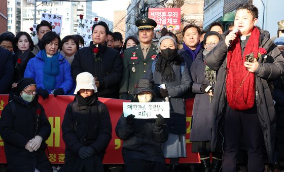 종교계 지지발언듣는 박정훈 대령