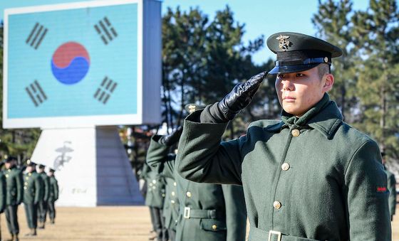 해병 신병 1312기 국기에 대한 경례