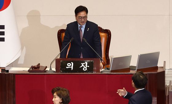 야당 고성에 항의하는 권성동 원내대표