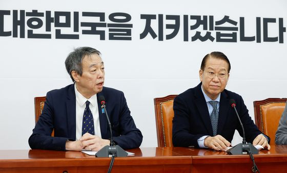 인사말하는 미즈시마 고이치 대사