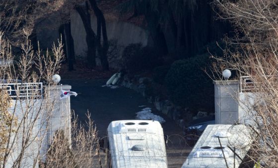 체포영장 재발부 '철조망과 차벽'