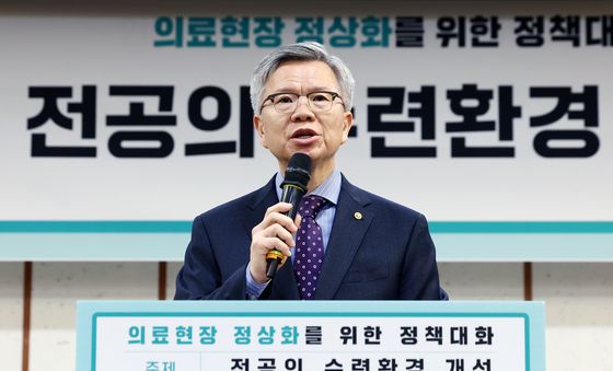 국회 토론회서 환영사 하는 김택우 의협 회장