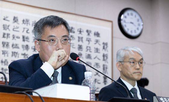 고심하는 김석우 직무대행