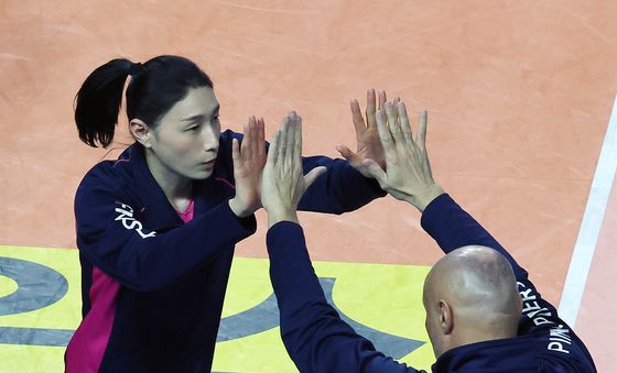 아본단자 감독과 하이파이브 하는 김연경