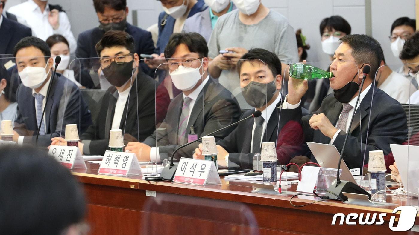 24일 서울 여의도 국회의원회관에서 열린 '디지털 자산기본법 제정과 코인 마켓 투자자보호 대책 긴급 당정 간담회'에서 이석우 업비트 대표, 허백영 빗썸 대표, 강명구 코인원 부대표, 오세진 코빗 대표, 이준행 고팍스 대표 등 참석자들이 성일종 정책위의장의 모두발언을 경청하고 있다. (공동취재) 2022.5.24/뉴스1 ⓒ News1 허경 기자