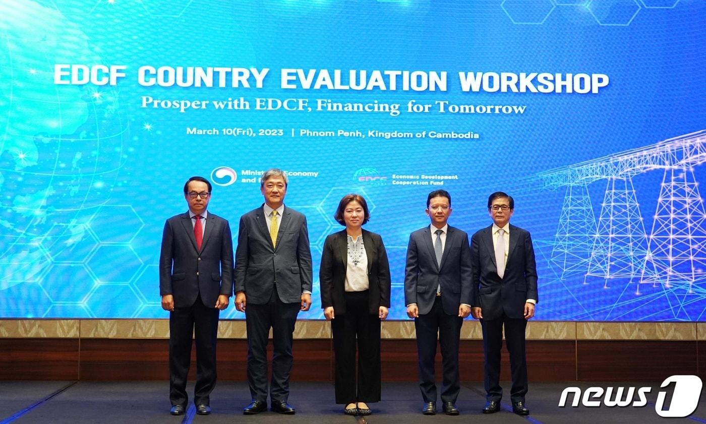 10일 캄보디아의 프놈펜 하얏트 호텔에서 대외경제협력기금(EDCF) 성과공유 워크숍이 열렸다. 왼쪽부터 찬다롱 캄보디아 농촌개발부 차관, 나상덕 주캄보디아대사관 공사, 김경희 기획재정부 개발협력국장, 햄밴디 캄보디아 경제재무부 차관, 바나로스 캄보디아 공공사업교통부 차관.(기획재정부 제공)/뉴스1