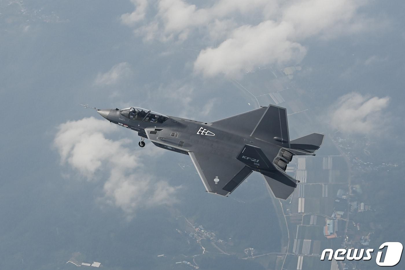 방위사업청이 28일 국산 초음속 전투기 KF-21(보라매)의 마지막 시제기인 6호기가 경남 사천 제3훈련비행단에서 오후 3시 49분 이륙해 33분 동안 비행에 성공했다고 밝혔다. 사진은 KF-21 시제 6호기의 모습. (방위사업청 제공) 2023.6.28/뉴스1
