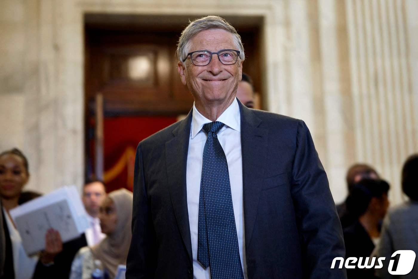 마이크로소프트(MS)를 창업한 빌 게이츠가 13일(현지시간) 미국 워싱턴DC 국회의사당에서 열린 상원 법사위원회 인공지능(AI) 청문회에 증인으로 출석한 뒤 청문회장을 빠져 나오고 있다. 2023.9.13. ⓒ AFP=뉴스1 ⓒ News1 김성식 기자