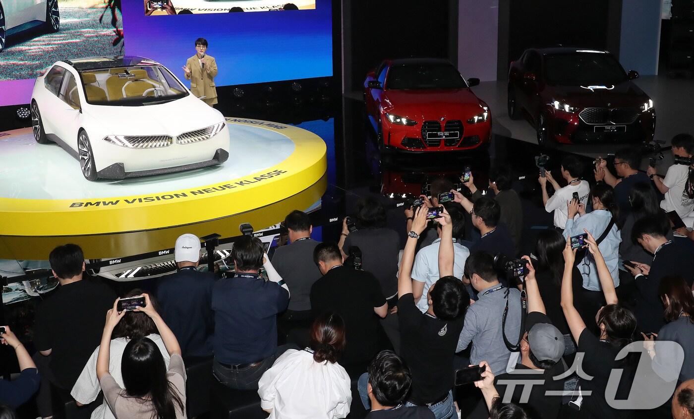 27일 부산 해운대구 벡스코 제1전시장에서 열린 '2024 부산모빌리티쇼' 프레스데이 행사에서 BMW가 미래 비전을 담은 콘셉트카 BMW 비전 노이어 클라쎄를 전시하고 있다. 2024.6.27/뉴스1 ⓒ News1 윤일지 기자