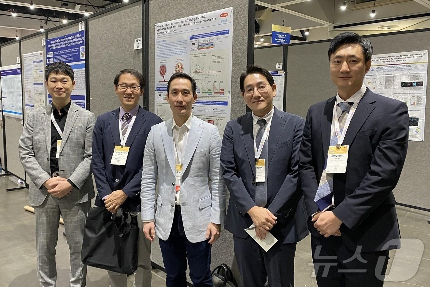 차세대 면역조절 항암 혁신신약 'HM16390'의 임상 1상 책임 연구자를 맡은 박종철 교수(가운데)와 한미약품 항암임상팀 노영수 이사(왼쪽 첫째), R&D센터 최재혁 그룹장(왼쪽 넷째), 김진영 파트장(오른쪽 끝)이 지난해 11월 미국 샌디에이고에서 열린 면역항암학회(SITC)에서 기념촬영을 하고 있다.(한미약품 제공)/뉴스1 ⓒ News1