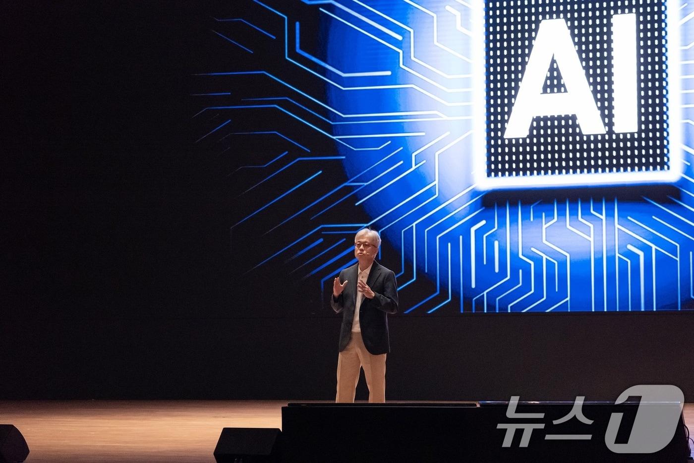 삼성전자 파운드리 사업부장 최시영 사장이 9일 서울 강남구 삼성동 코엑스에서 열린 '삼성 파운드리 포럼 2024(Samsung Foundry Forum 2024)'에서 기조연설을 하고 있다. (삼성전자 제공) 2024.7.9/뉴스1