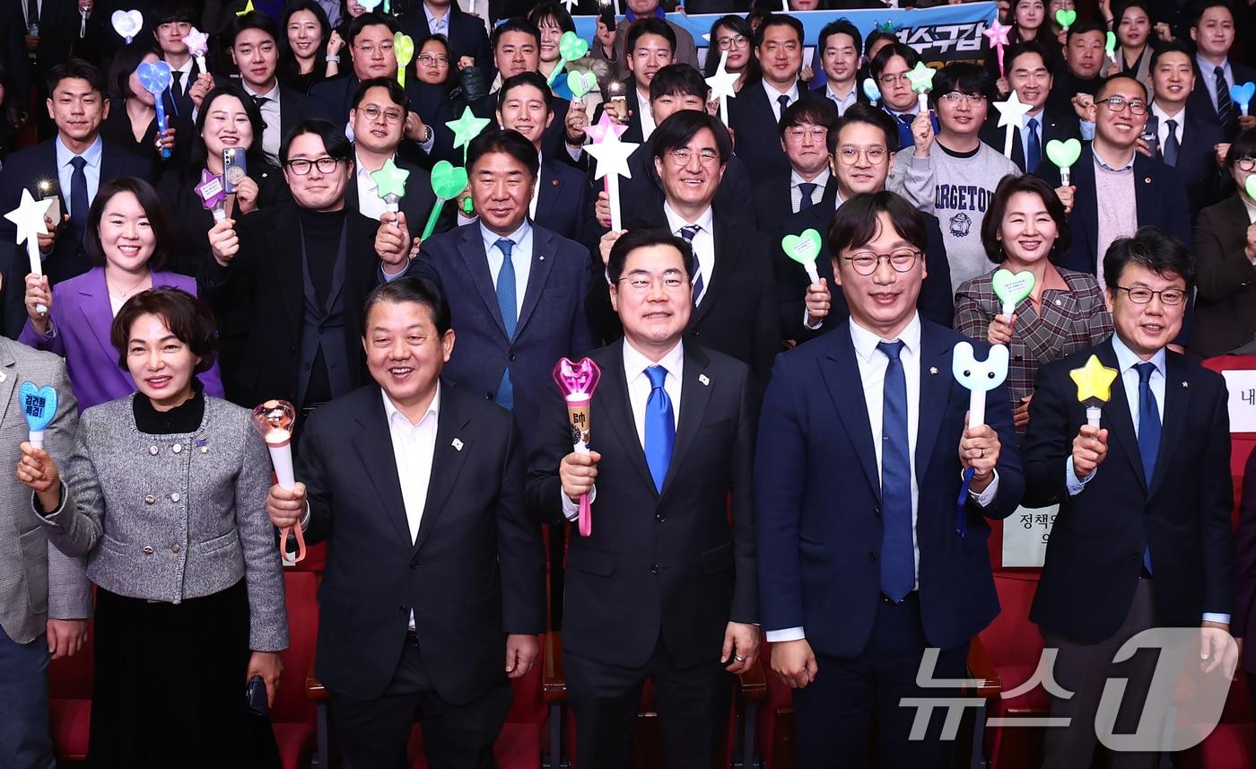 박찬대 더불어민주당 원내대표(앞줄 가운데)가 23일 오전 서울 여의도 국회 의원회관에서 열린 더불어민주당 전국청년위원회 발대식에서 모경종 위원장(앞줄 오른쪽 두번째) 등 참석자들과 응원봉을 들고 기념촬영을 하고 있다. 2025.2.23/뉴스1 ⓒ News1 김민지 기자