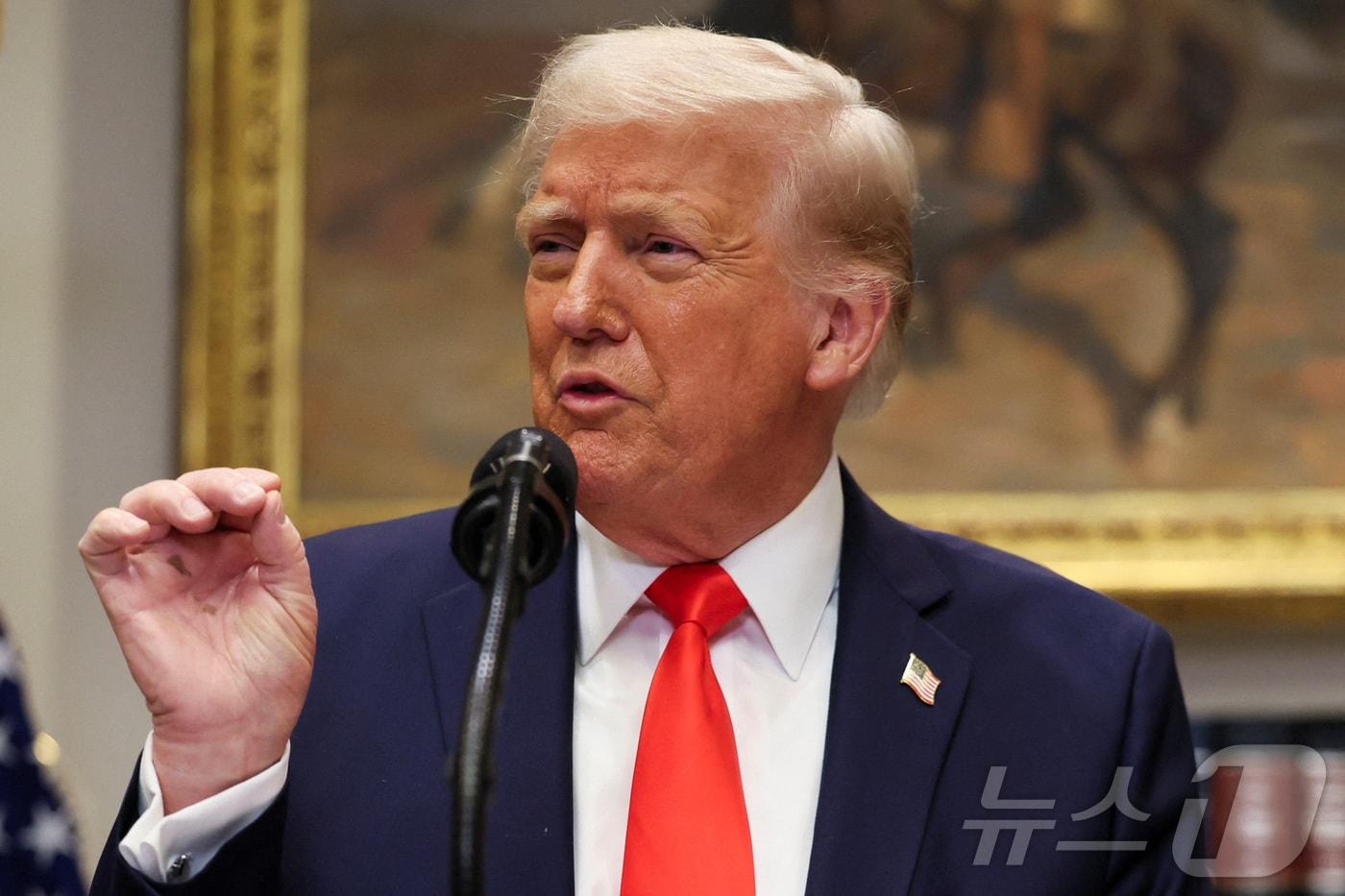 도널드 트럼프 미국 대통령이 3일(현지시간) 워싱턴 백악관에서 대만 TSMC의 반도체 생산설비 투자 계획을 발표하는 자리서 “캐나다와 멕시코에 대한 25% 관세가 4일부터 시행된다”고 밝히고 있다. 2025.03.04 ⓒ 로이터=뉴스1 ⓒ News1 우동명 기자