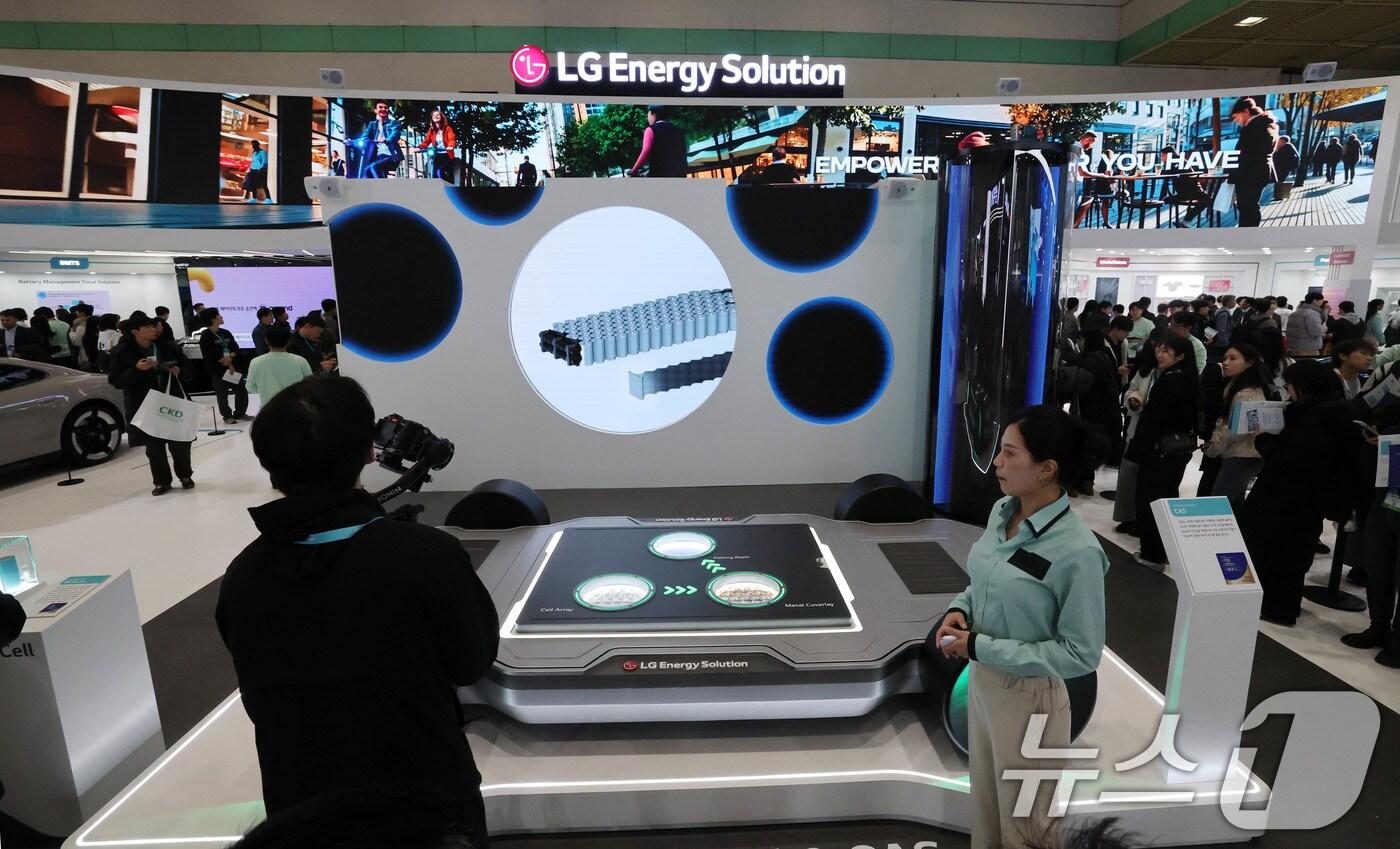 5일 서울 강남구 코엑스에서 개막한 ‘인터배터리 2025’ LG에너지솔루션 부스가 관람객으로 붐비고 있다. 2025.3.5/뉴스1 ⓒ News1 박세연 기자
