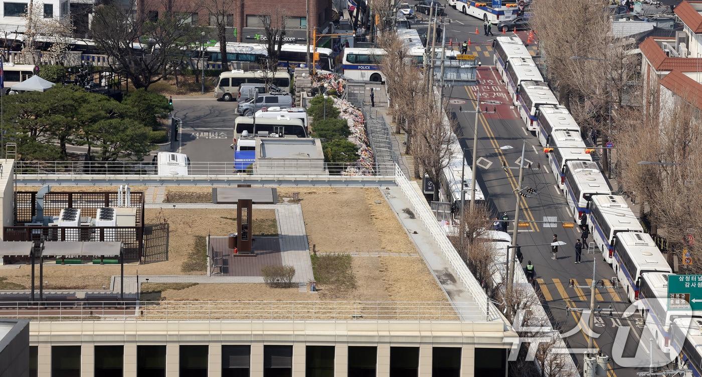 윤석열 대통령에 대한 탄핵 심판 선고일이 결정된 1일 서울 종로구 헌법재판소 인근에 경찰 차벽이 세워져 있다. 헌법재판소는 오는 4일 오전 11시 헌재 대심판정에서 윤 대통령에 대한 탄핵 심판 선고기일을 연다. 2025.4.1/뉴스1 ⓒ News1 이동해 기자