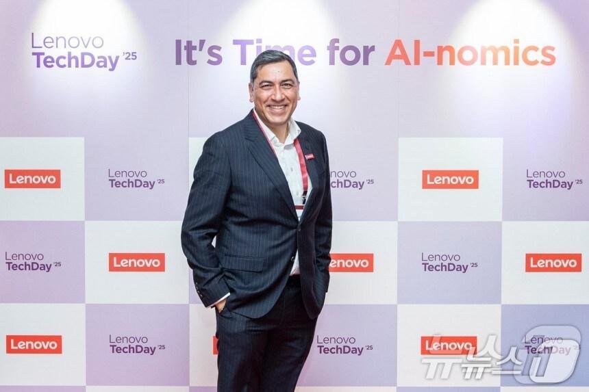 본문 이미지 - 수미르 바티아 레노버 인프라스트럭처설루션그룹(ISG) 아시아태평양 사장이 뉴스1과 인터뷰에서 포즈를 취하고 있다.