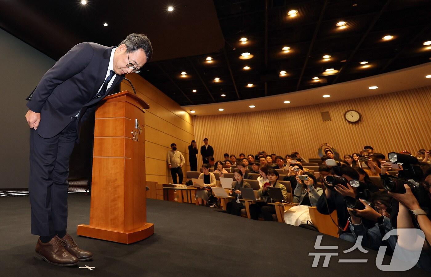 유영상 SK텔레콤 대표이사가 25일 서울 중구 SKT타워에서 고객 정보 보호조치 강화 설명회를 열고 SK텔레콤 이용자 유심(USIM) 정보 해킹에 대해 고개 숙여 사과하고 있다. 2025.4.25/뉴스1 ⓒ News1 이동해 기자