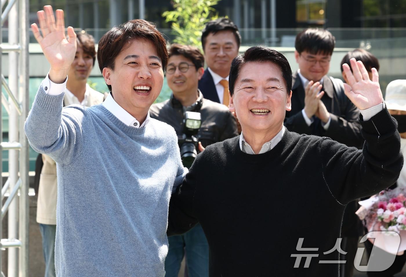 안철수 국민의힘 대선 경선 후보와 이준석 개혁신당 대선 후보가 25일 경기 성남시 판교역 인근 광장에서 열린 '미래를 여는 단비토크, Ai 기술패권시대 대한민국 미래를 말하다'에서 시민들을 향해 인사하고 있다. 2025.4.25/뉴스1 ⓒ News1 김민지 기자