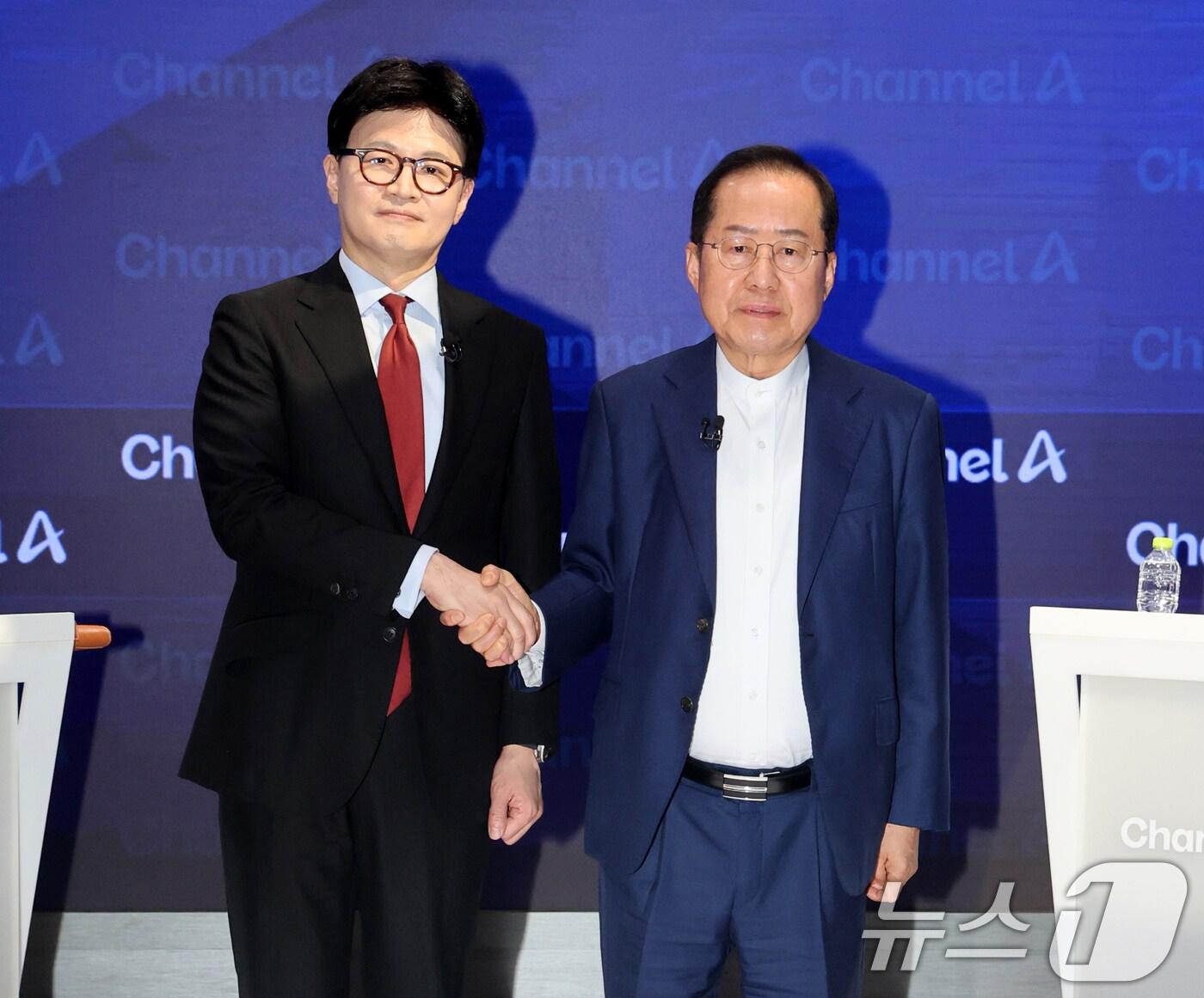 본문 이미지 - 25일 오후 종로 동아미디어센터 채널A 오픈스튜디오에서 국민의힘 대선 2차 경선 진출자인 한동훈 홍준표 후보가 방송 전 악수를 하고있다. 2025.4.25/뉴스1 ⓒ News1 국회사진취재단