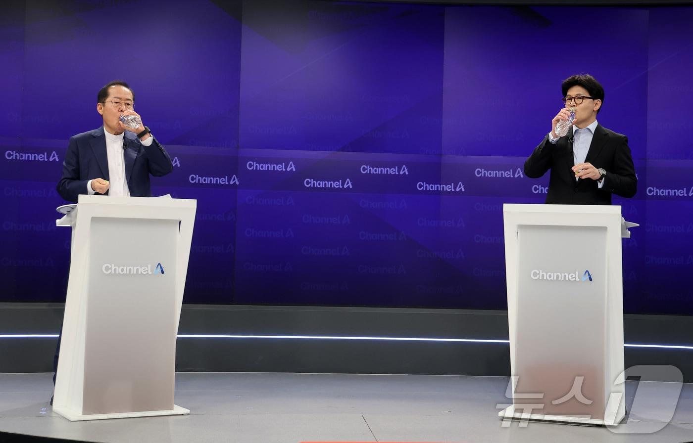 홍준표(왼쪽), 한동훈 국민의힘 대선 경선 후보가 25일 오후 서울 종로구 동아미디어센터 채널A 오픈스튜디오에서 열린 일대일 맞수 토론에서 방송 시작을 기다리며 물을 마시고 있다. 2025.4.25/뉴스1 ⓒ News1 국회사진취재단