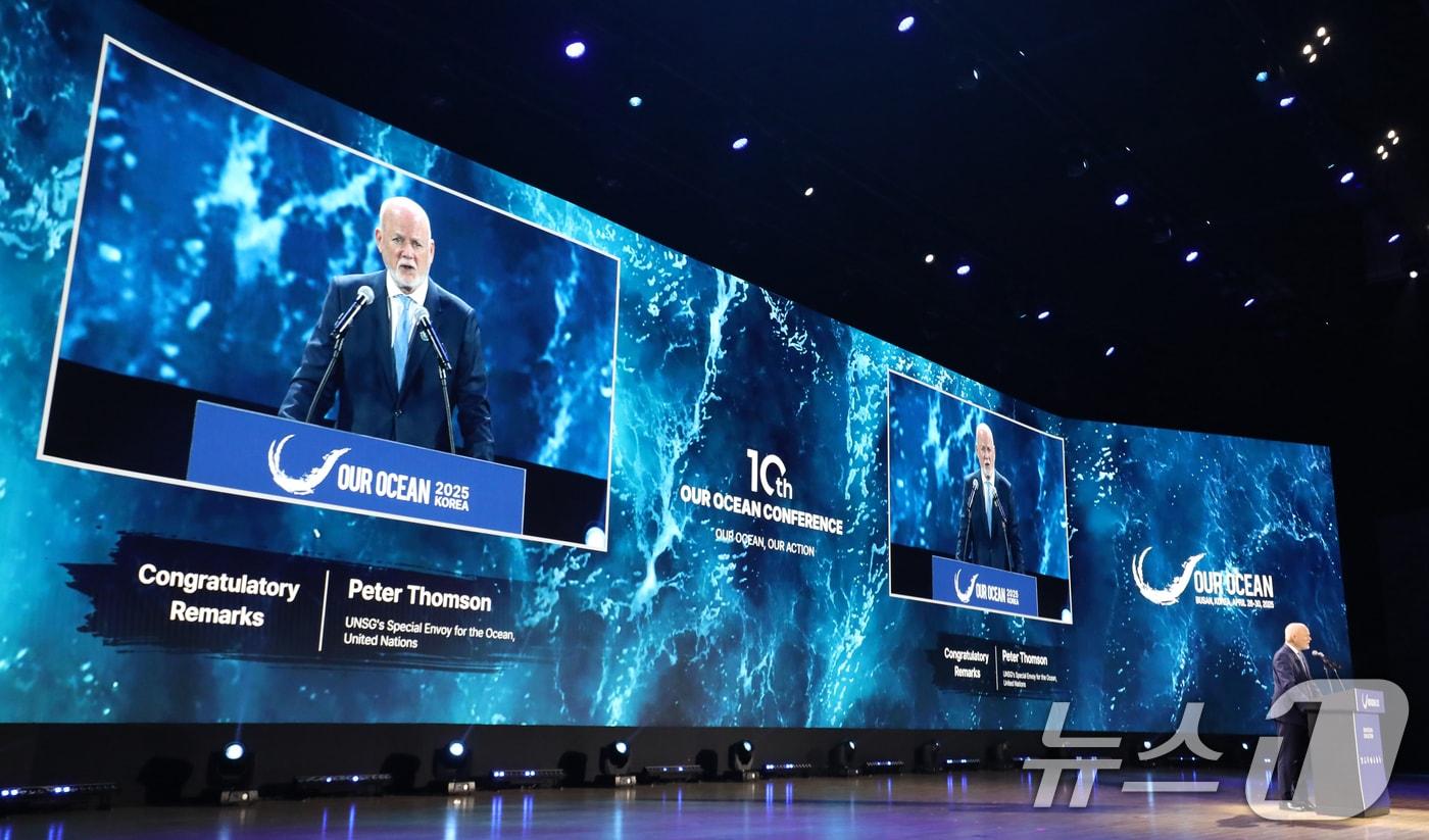 피터 톰슨 유엔(UN)해양특사가 29일 오전 부산 해운대구 벡스코 오디토리움에서 열린 제10차 아워 오션 콘퍼런스(OOC) 개회식에서 축사를 하고 있다. 2025.4.29/뉴스1 ⓒ News1 윤일지 기자