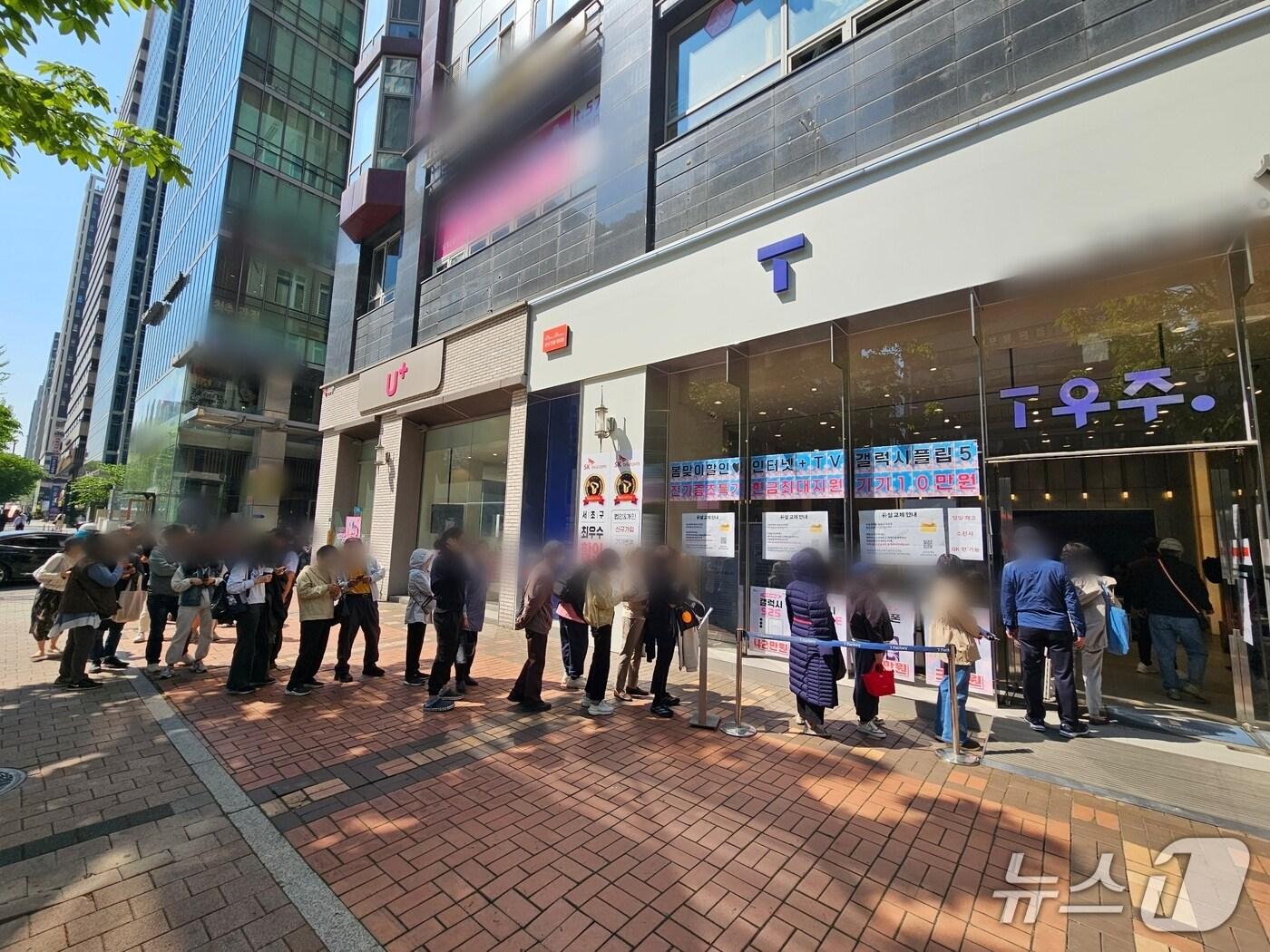 본문 이미지 - SK텔레콤이 유심 교체를 시작한 지 이틀째인 29일 서울 서초구의 한 SK텔레콤 대리점 2024.04.29./뉴스1 김정현 기자