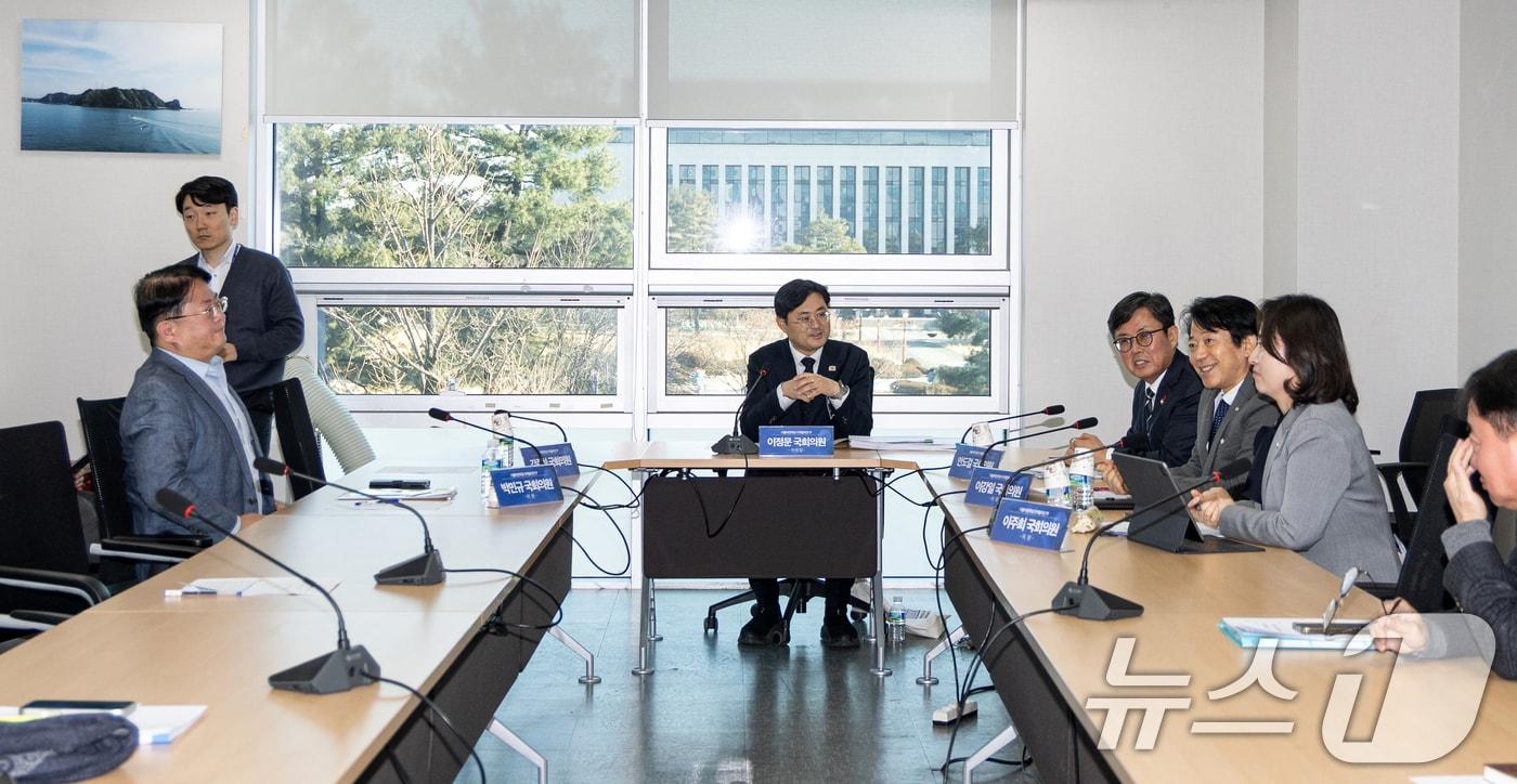 본문 이미지 - 이정문 더불어민주당 디지털자산 TF 위원장이 28일 서울 여의도 국회 의원회관에서 열린 비공개 TF 회의에서 의원들과 대화하고 있다. 2026.1.28/뉴스1 ⓒ News1 이승배 기자