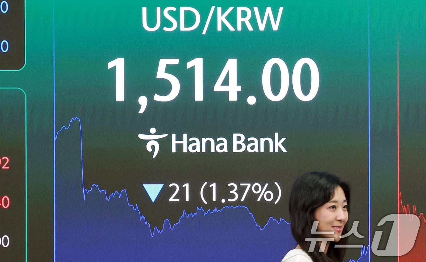 본문 이미지 - 서울 중구 하나은행 본점 딜링룸 전광판에 환율이 표시되고 있다. 2026.6.9 ⓒ 뉴스1 이호윤 기자
