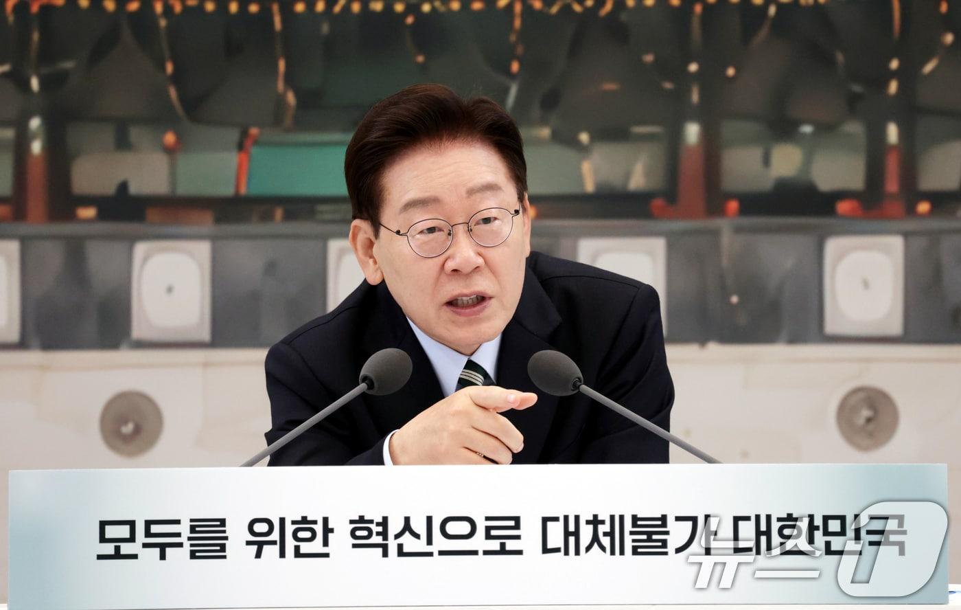 본문 이미지 - 이재명 대통령이 16일 청와대 영빈관에서 열린 과학기술정보통신부, 방송미디어통신위원회, 개인정보보호위원회 2차 업무보고에서 발언하고 있다. (청와대통신사진기자단) 2026.7.16 ⓒ 뉴스1 허경 기자