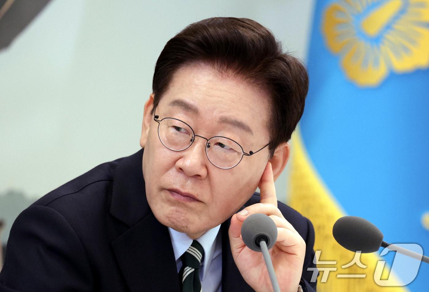 본문 이미지 - 이재명 대통령이 16일 청와대 영빈관에서 열린 과학기술정보통신부, 방송미디어통신위원회, 개인정보보호위원회 2차 업무보고에서 발언을 청취하고 있다. (청와대통신사진기자단) 2026.7.16 ⓒ 뉴스1 허경 기자