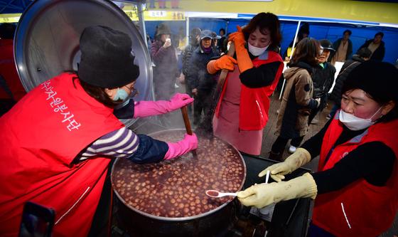동지 팥죽이 한솥 가득
