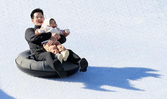 아빠랑 눈썰매 '최고'