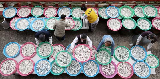 하루 앞으로 다가온 동지 '새알심 건조 분주'