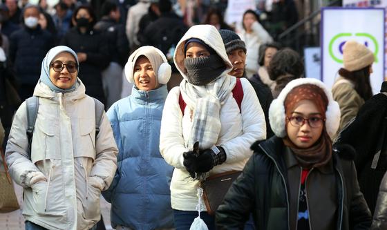 강추위에 두터운 옷차림의 외국인 관광객들