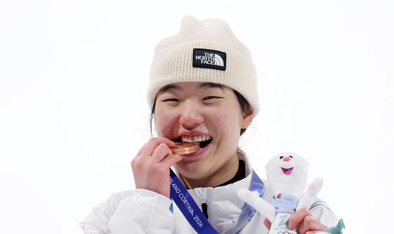 동메달 깨무는 유승은