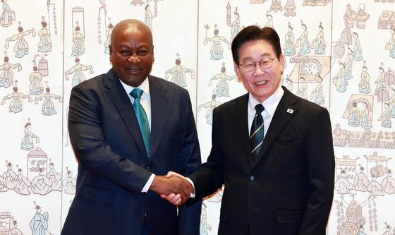 존 드라마니 마하마 가나 대통령과 악수하는 이재명 대통령