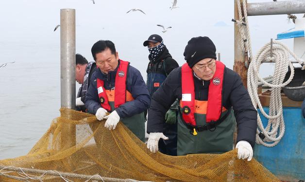 새우잡이 그물 준비하는 정청래·박찬대