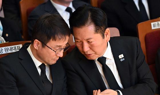 대화하는 민주당 지도부