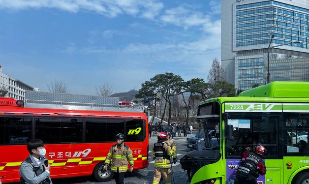 연세대 앞 버스 교통사고…운전자 구조 중
