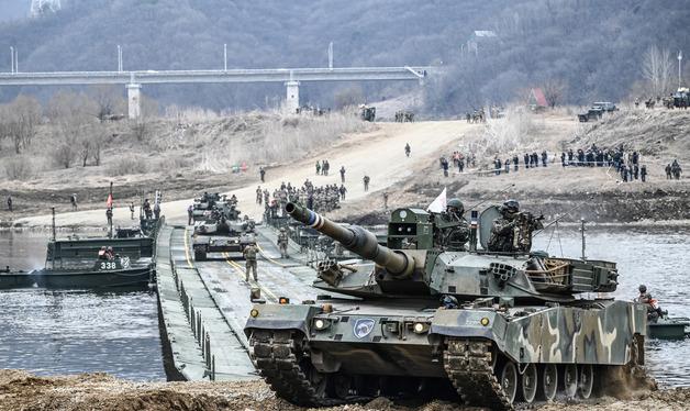 도하하는 K1A1 전차