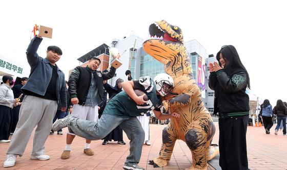 동아리 홍보 "온몸으로 부딪혀!"